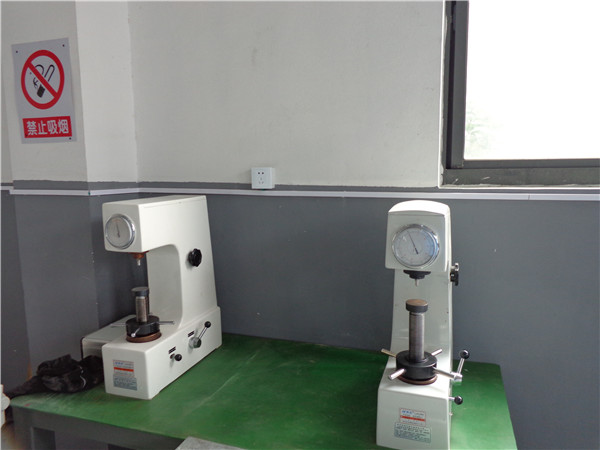 檢測(cè)設(shè)備（洛氏硬度計(jì)）